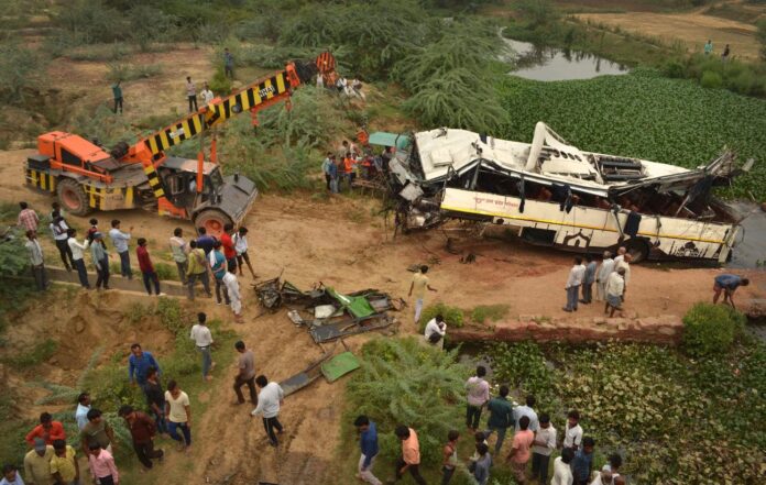 29-killed-in-bus-crash-india